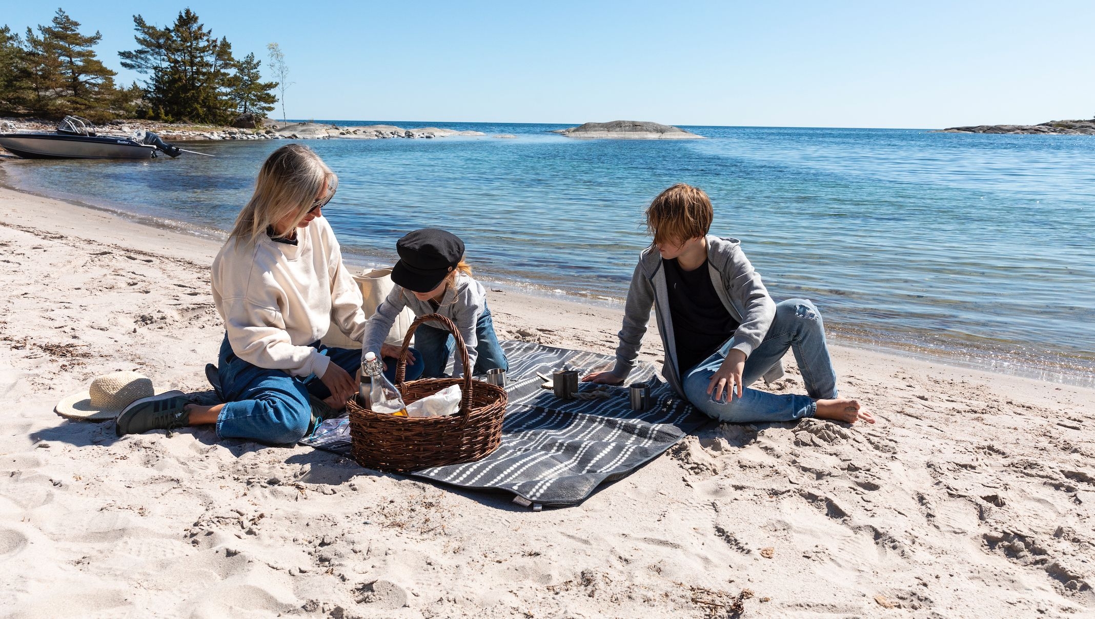 En familj har picnic på en strand